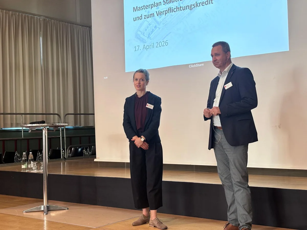 Stadtrat Stefan Lenz auf der Bühne der alten Turnhalle Wetzikon, gemeinsam mit Andrea Smith von der SBB. 